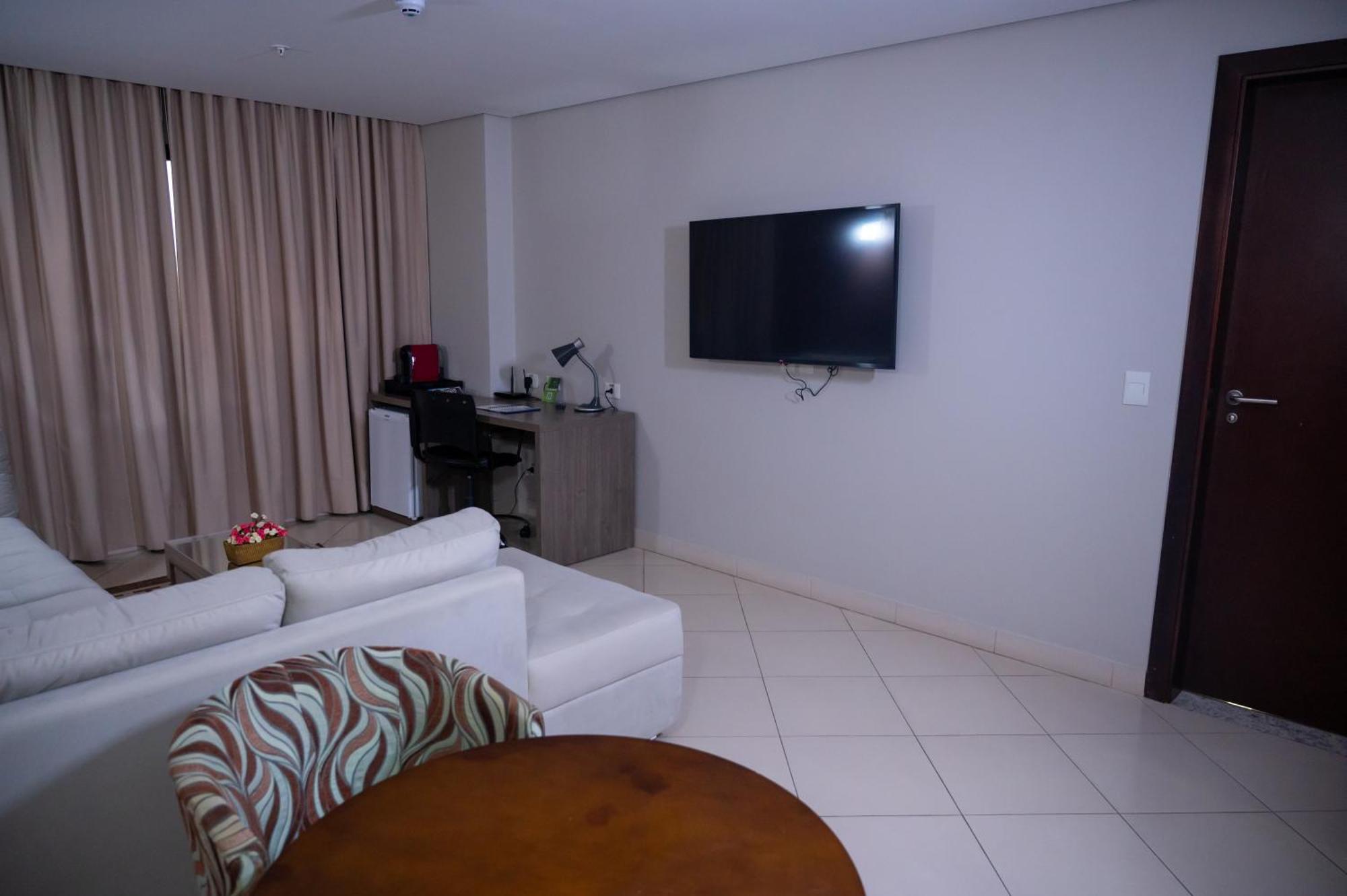 Hotel Inter Cuiaba Exteriér fotografie A living room with a television set