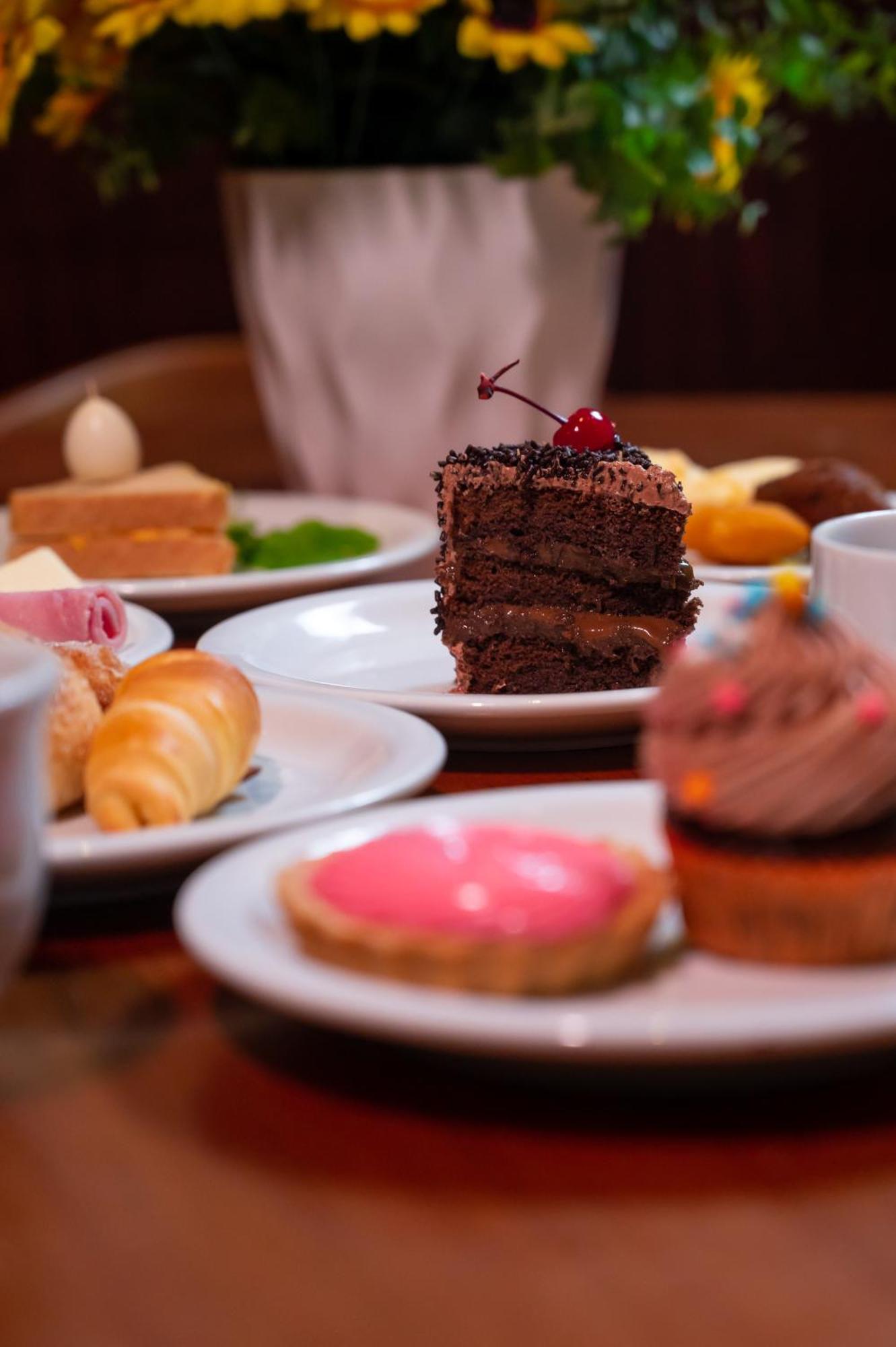 Hotel Inter Cuiaba Exteriér fotografie A selection of cakes