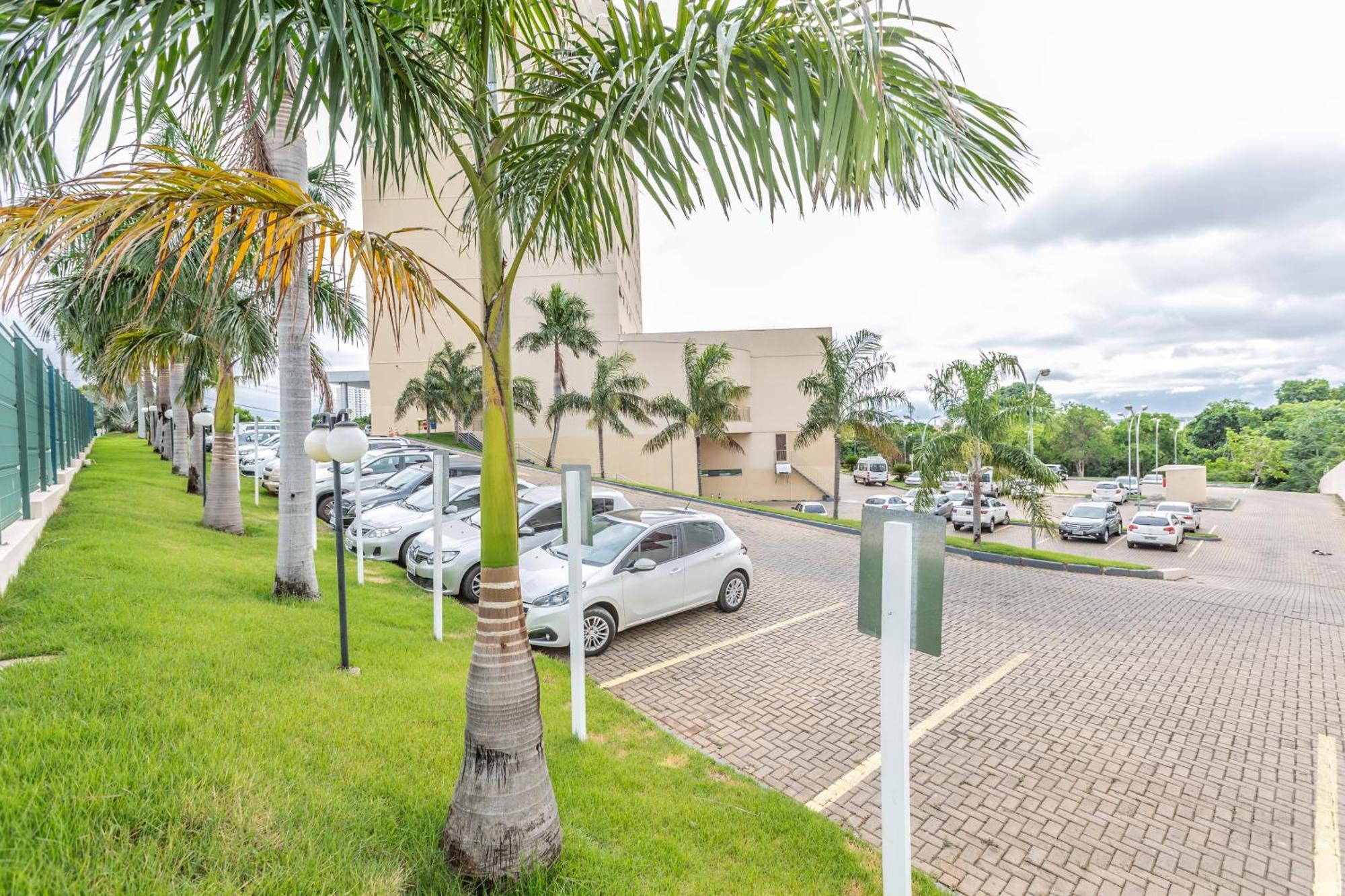 Hotel Inter Cuiaba Exteriér fotografie Parking lot at the airport